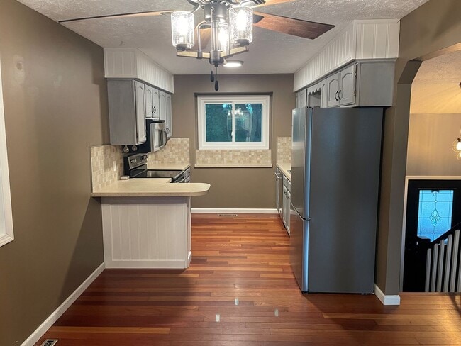 Building Photo - Beautiful Home For Rent on Cul-de-Sac with Huge Fenced Backyard