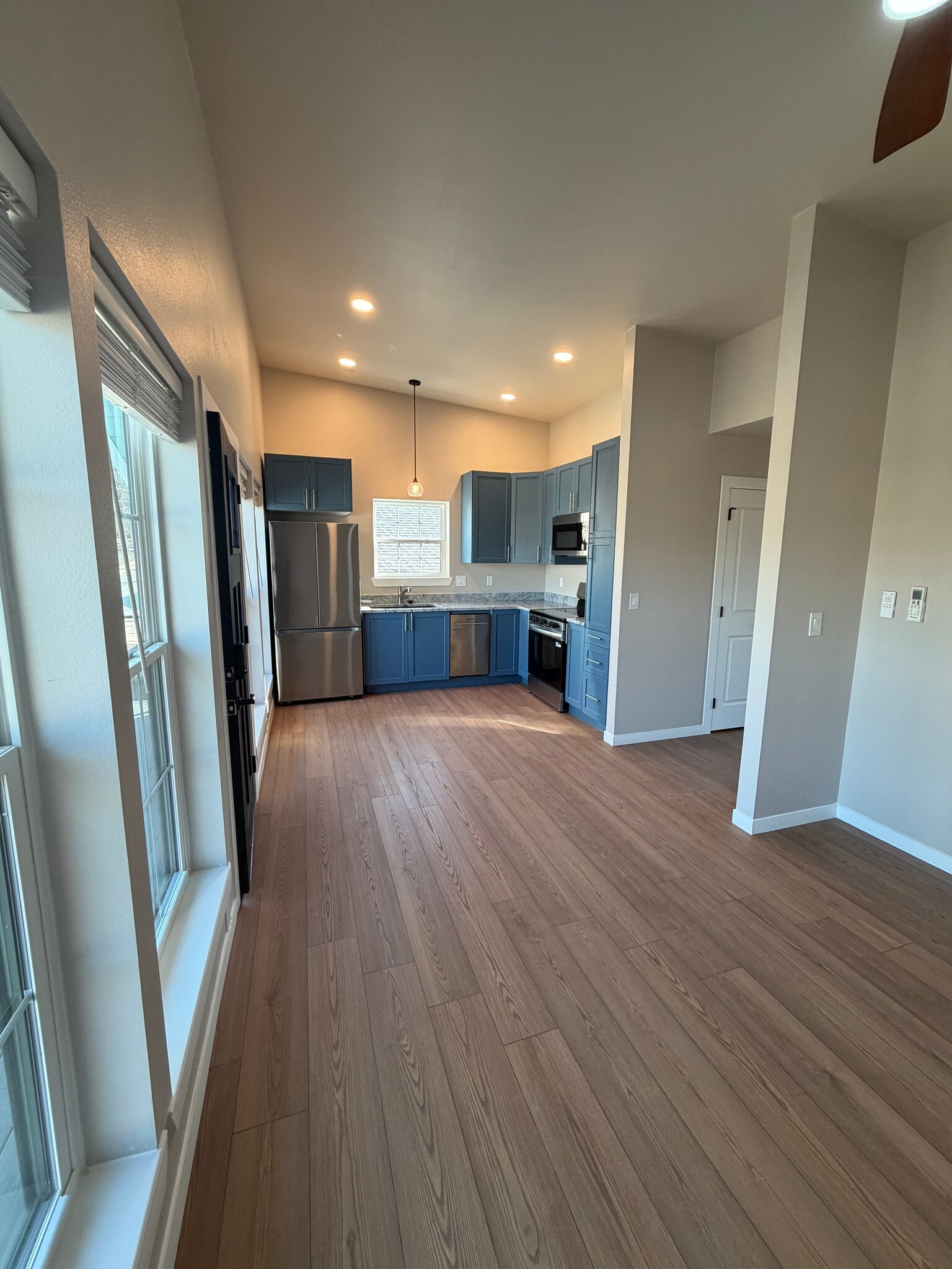 Building Photo - 833 W Stone St