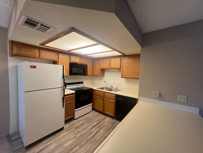 Building Photo - 1st floor condo - Near parks & Summerlin pkwy