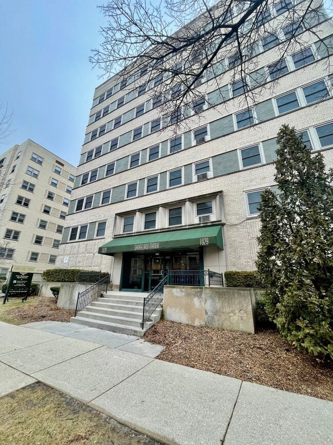 Interior Photo - 1029 E Knapp St