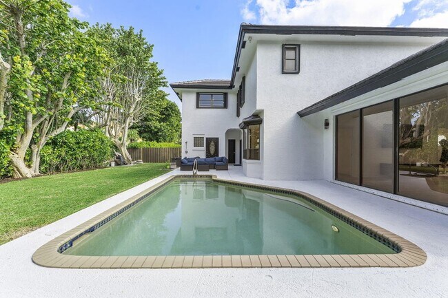 Building Photo - 150 Lucina Dr