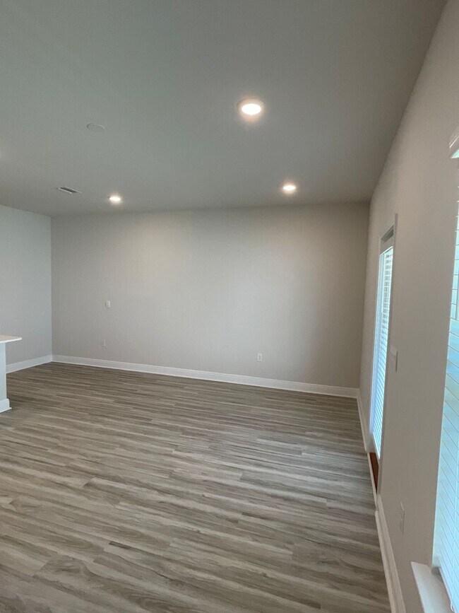 Building Photo - Spacious 3-Bedroom Townhouse