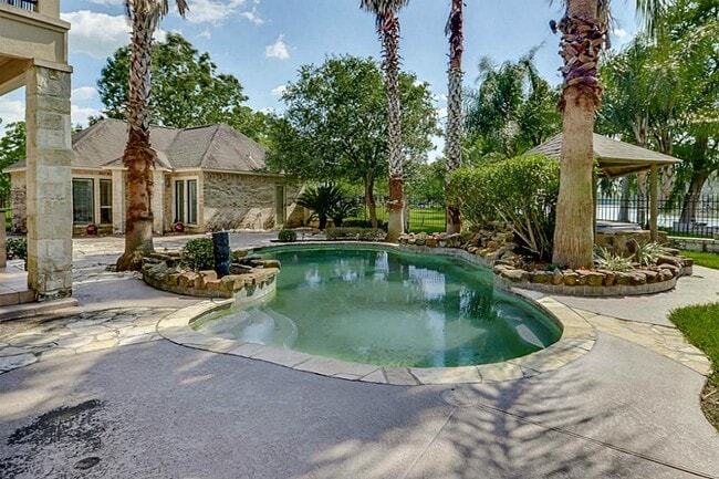 Building Photo - 58 Lake Rd