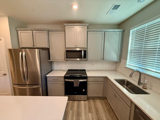 Building Photo - 1526 Cedar Tree Dr