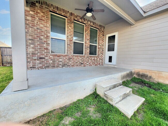 Building Photo - Beautiful One Level 3 BR / 2 BA Home for R...