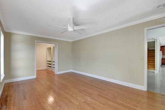 Building Photo - 4610 Pine Tree Dr
