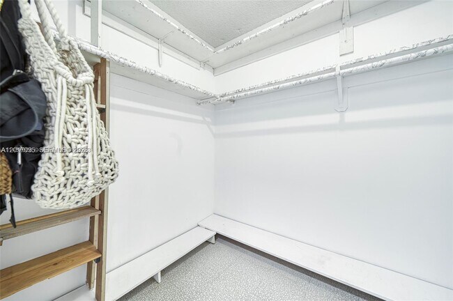 Building Photo - 1690 NE 191st St