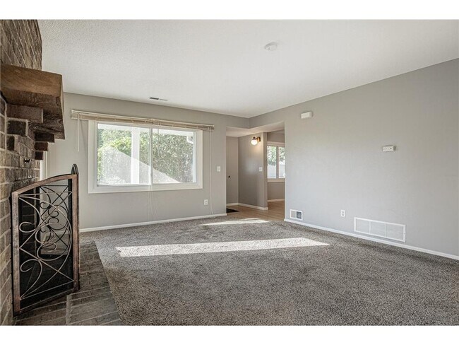 Building Photo - 9358 Ranchview Ln N