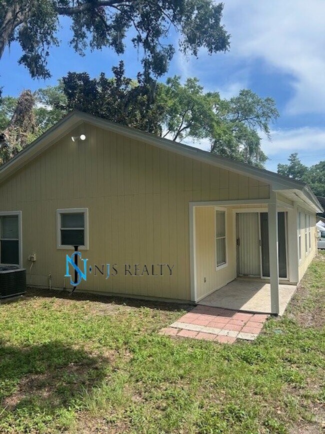 Building Photo - GORGEOUS 3/2 1200 sq ft home with FRESH PA...