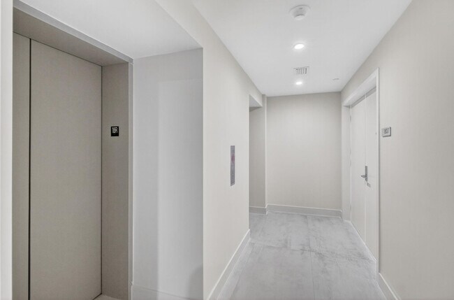 Building Photo - 700 NE 24th St