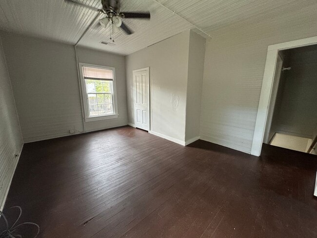 Building Photo - 2 Bedrooms- 1 Bathroom- Apartment in Lindale!