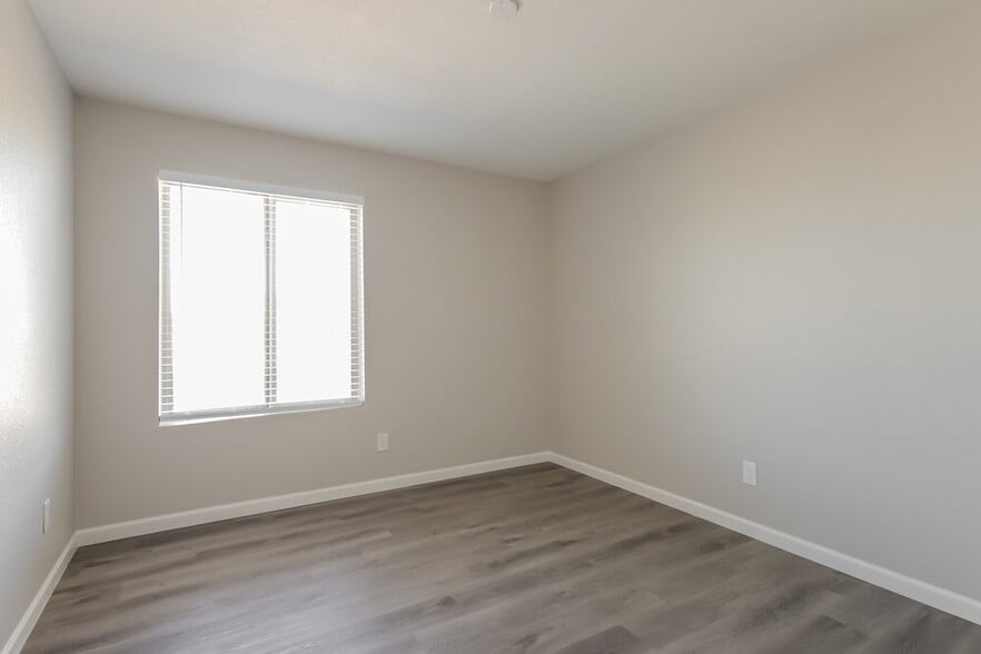 Building Photo - 3945 W Meadow Dr