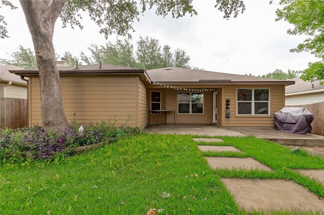 Building Photo - 2301 John Tee Dr