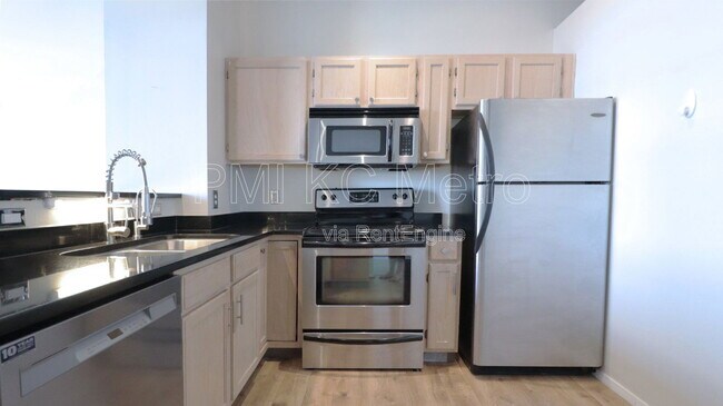 Building Photo - 200 Main St