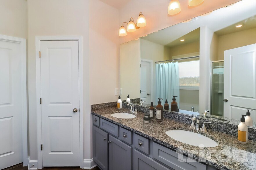 Building Photo - 230 Queenshall Rd