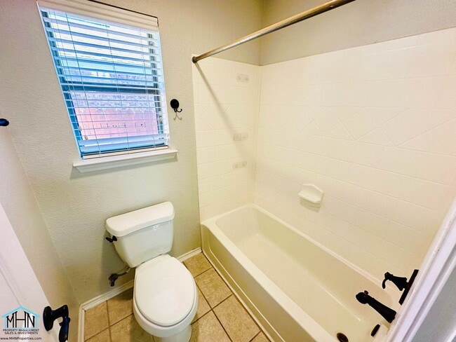 Building Photo - Spacious and Well Designed 3 Bedroom 2.5 B...