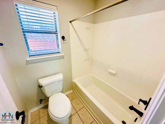 Building Photo - Spacious and Well Designed 3 Bedroom 2.5 Bath, Located in the far Northeast and North Central San...