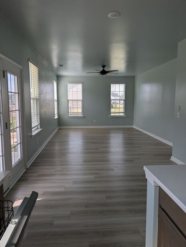 Building Photo - Move in Special First Months Rent Free!!!!