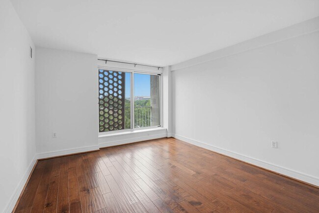 Building Photo - Southwest Waterfront Condo | 1 Bed | 1 Bath | 950 Sf | Private Balcony | 1 Parking Space