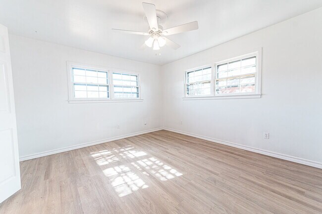 Building Photo - Spacious 3/2 with 2 Living Areas!