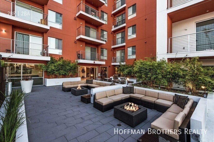 Building Photo - 455 S Kenmore Ave