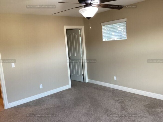 Building Photo - Elegant-Ideally located-Windsor Green End ...