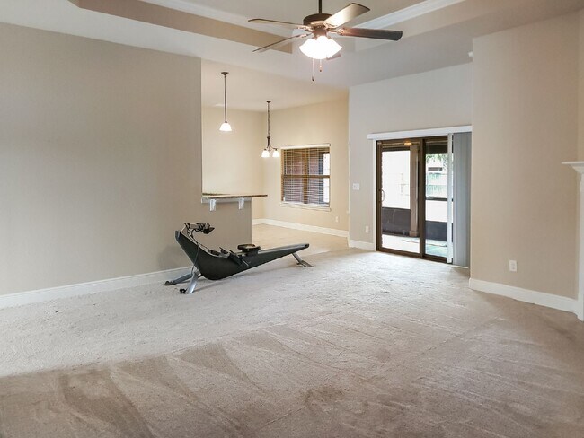 Building Photo - Clean and spacious home!