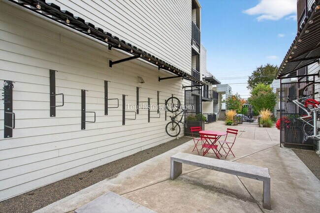 Building Photo - 5635 NE Glisan St