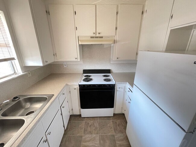 Building Photo - 101 E Cardinal Ln