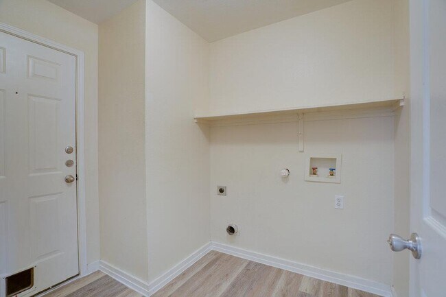 Building Photo - 402 Hickory Tree Dr