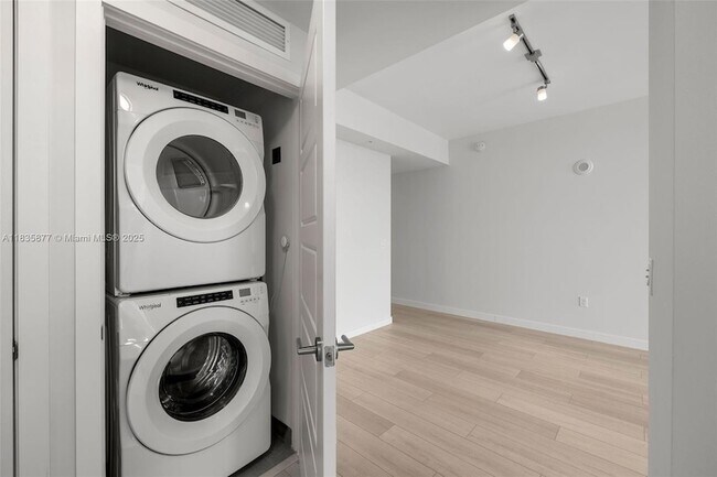 Building Photo - 555 NE 8th St