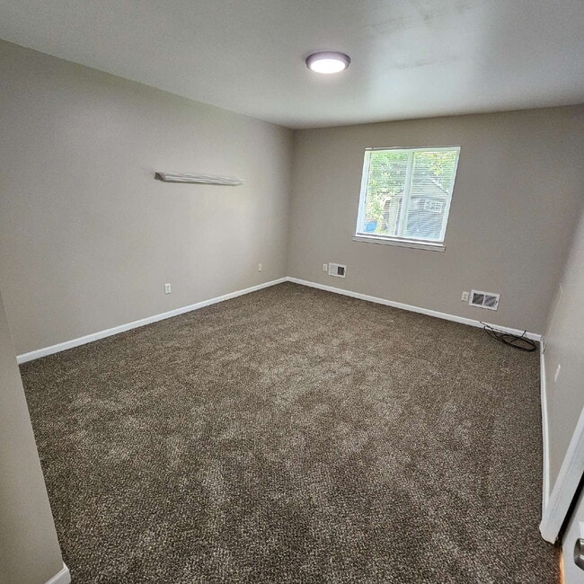Building Photo - 3 Bed Ranch with New Carpet and Freshly Pa...