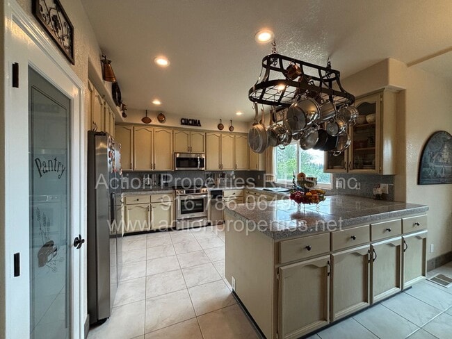 Building Photo - Gorgeous Villa - 3 Bed, 2.5 Bath - Beautiful Views - Highly Desirable Neighborhood!