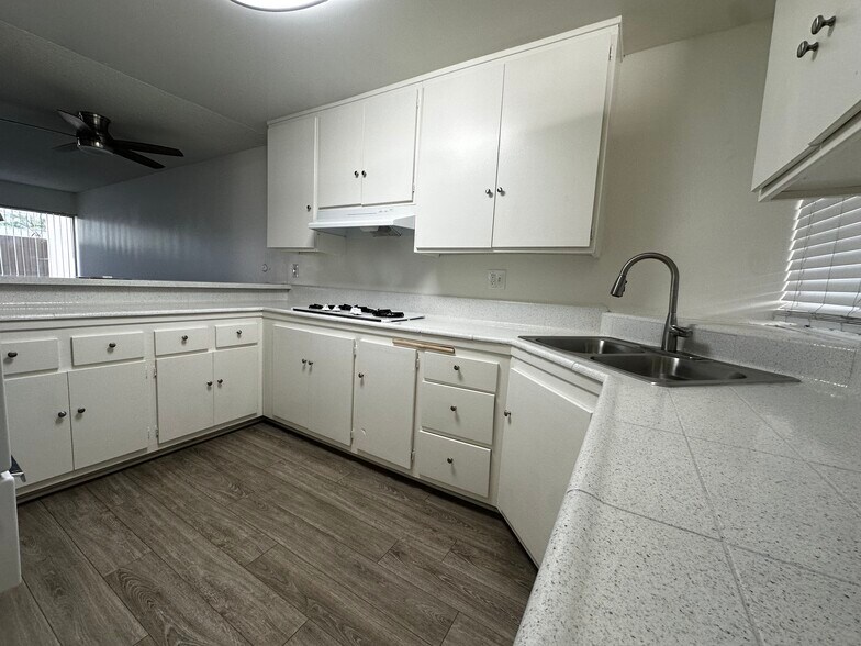 Building Photo - 1590 W Palm Ln