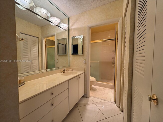 Building Photo - 6453 Pinehurst Cir