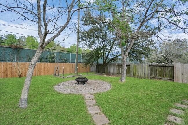 Building Photo - 13339 Yaupon Holly Ln