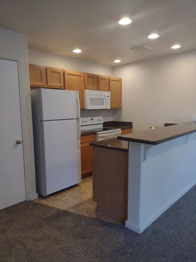 Building Photo - Fully renovated, new floors/carpet and app...