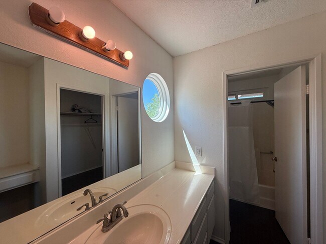 Building Photo - Lancaster 3 Bedroom + 2 Bathroom