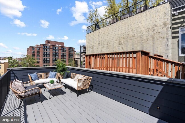 Building Photo - 2460 Ontario Rd NW