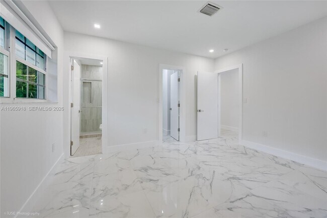 Building Photo - 52 Camden Dr