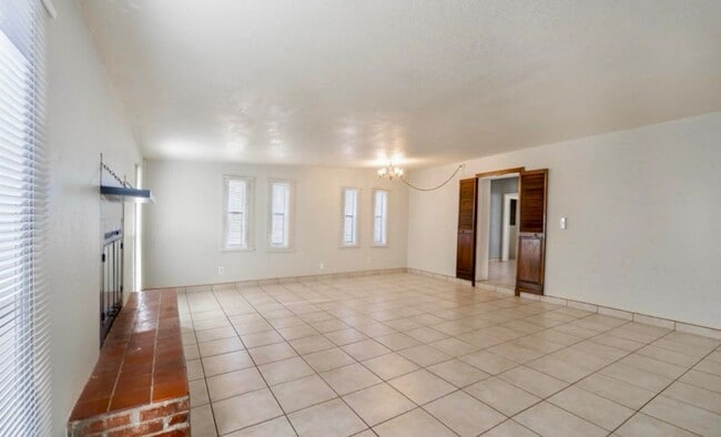 Building Photo - 1710 Betty Cir