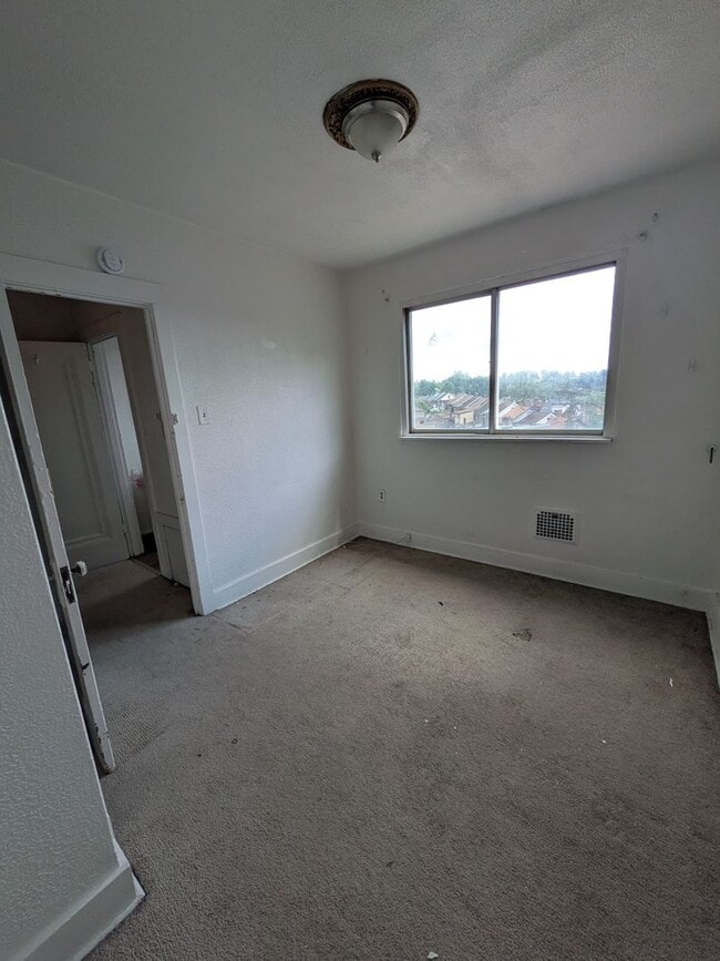 Building Photo - 2 bed 1 bath home with large living room a...