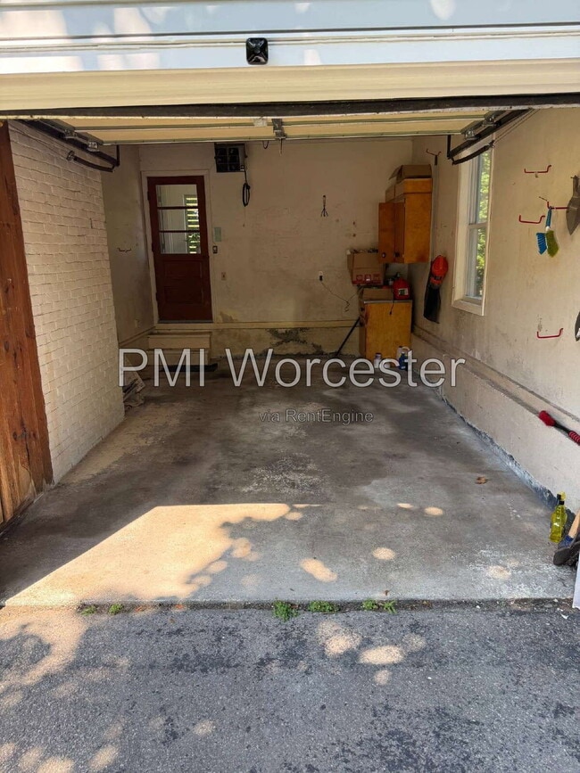 Building Photo - 122 Crescent St