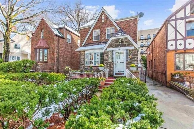 Primary Photo - 121 Bentley Ave