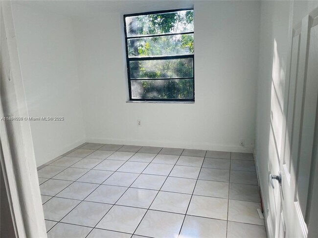 Building Photo - 9440 Fontainebleau Blvd