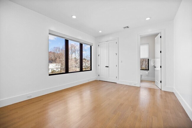 Building Photo - 706 Saw Mill Brook Pkwy