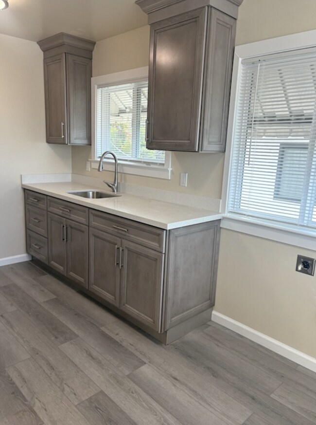 Building Photo - Charming 2-Bedroom Apartment with Hardwood Floors in Berkeley – Perfect Location!