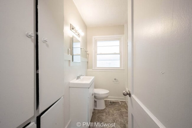 Building Photo - 4923 Barlow Dr