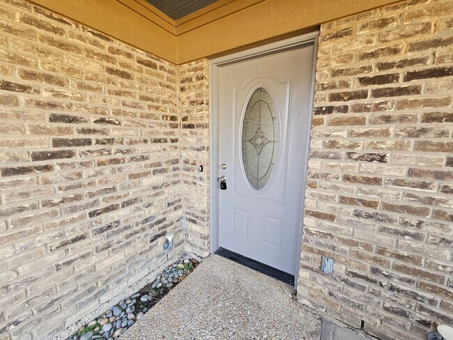 Building Photo - AVAILABLE NOW!