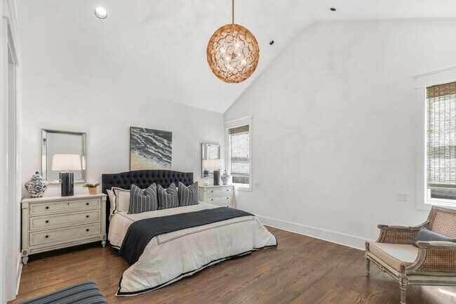 Building Photo - 5 Bedroom Home with Luxury Finishes in West End